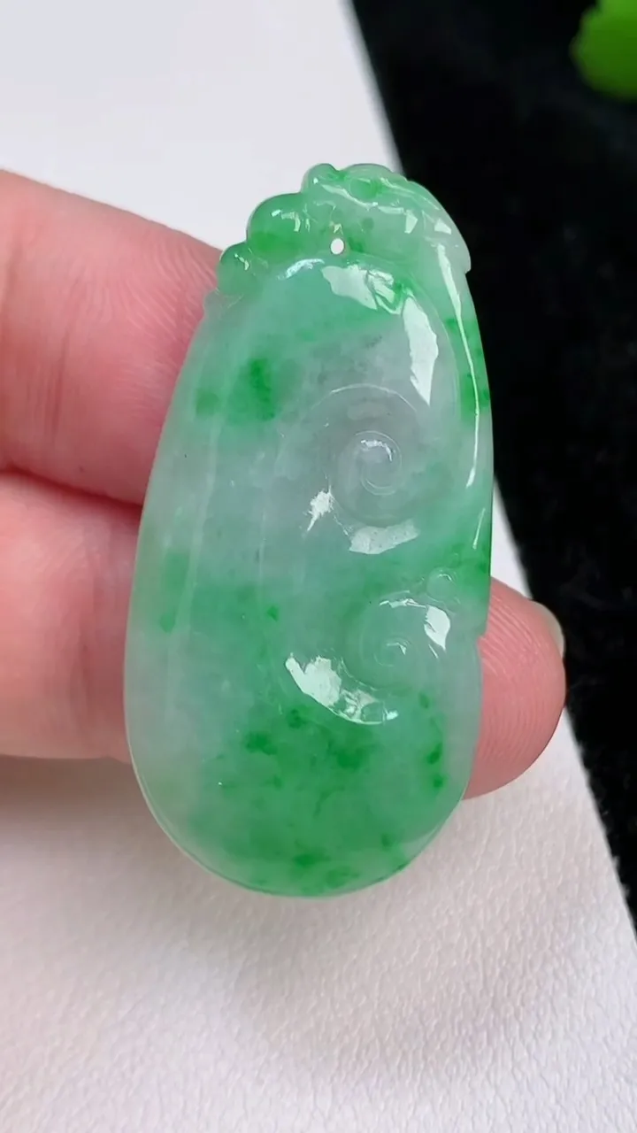天然A货翡翠如意吊坠，尺寸40.8-20-4，重量:7.07g
7月2日