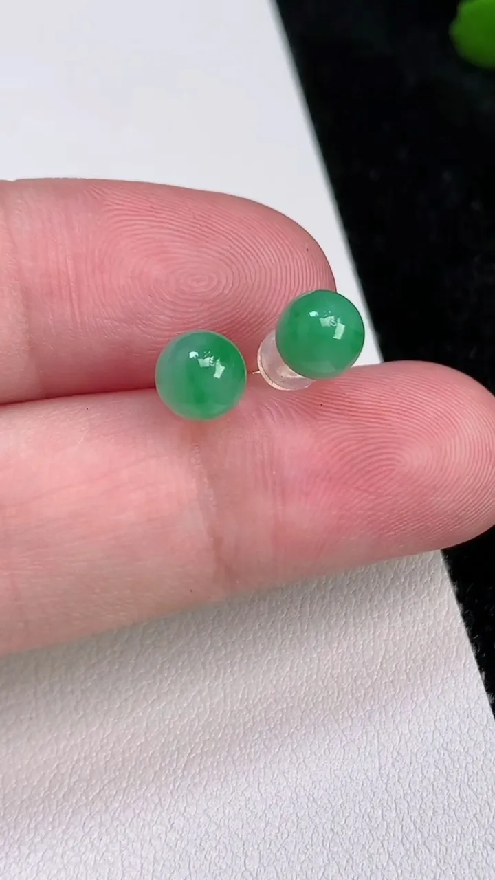 天然A货翡翠圆珠耳钉，尺寸6，重量:1.16g7月2日
工厂直销收藏佳品,种好水足，色泽均匀，有种有色，上手高大气！