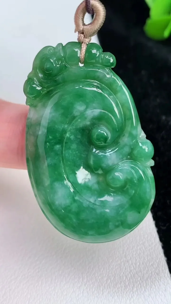 天然A货翡翠如意吊坠，尺寸43.5-27.8-5，重量:11.46g
7月2日