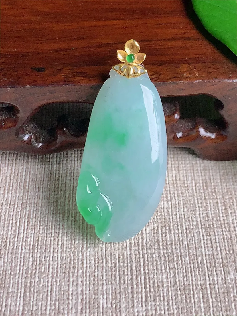 天然A货翡翠18K金扣头飘绿福瓜吊坠尺寸41.8×37×17.5×6m量8.76g 0701