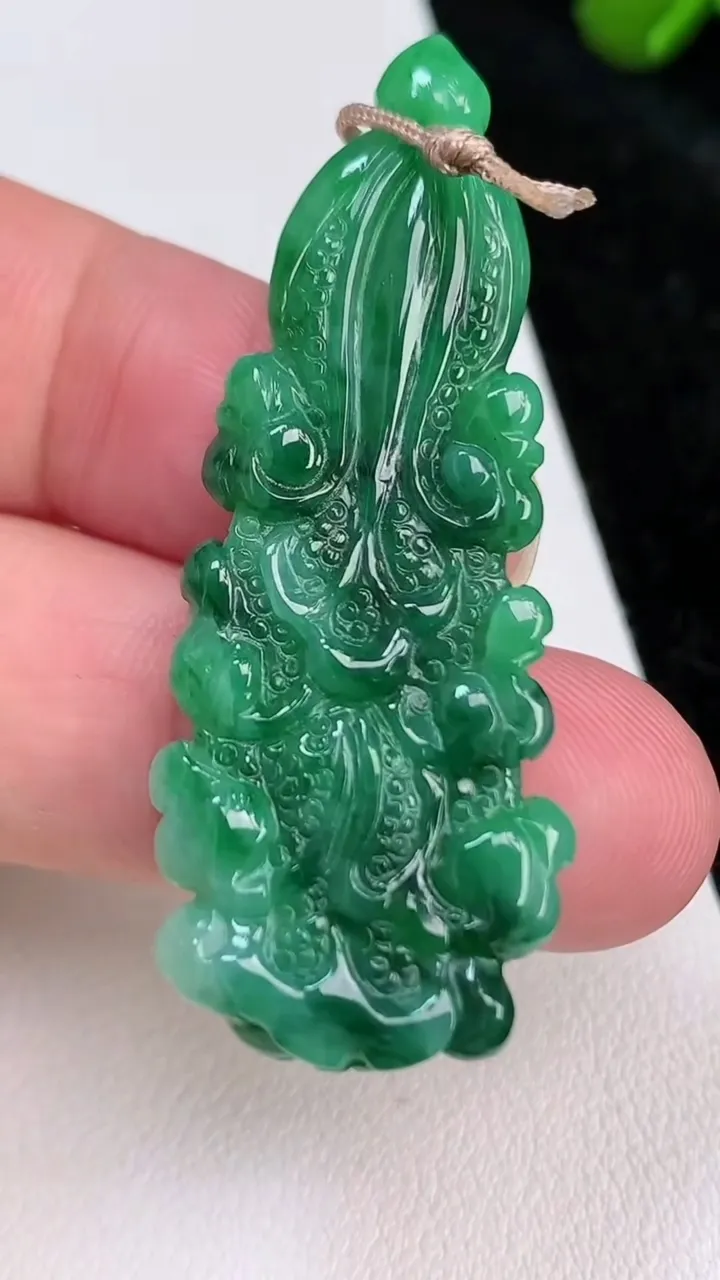 天然A货翡翠白菜吊坠，尺寸50.6-20.4-4.8，重量:8.44g
7月2日