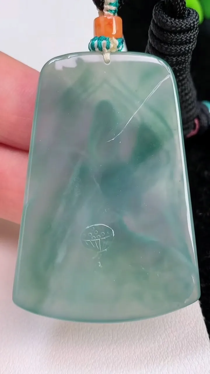 天然A货翡翠大势至观音菩萨吊坠，尺寸55-39-5，重量:28.38g
7月2日