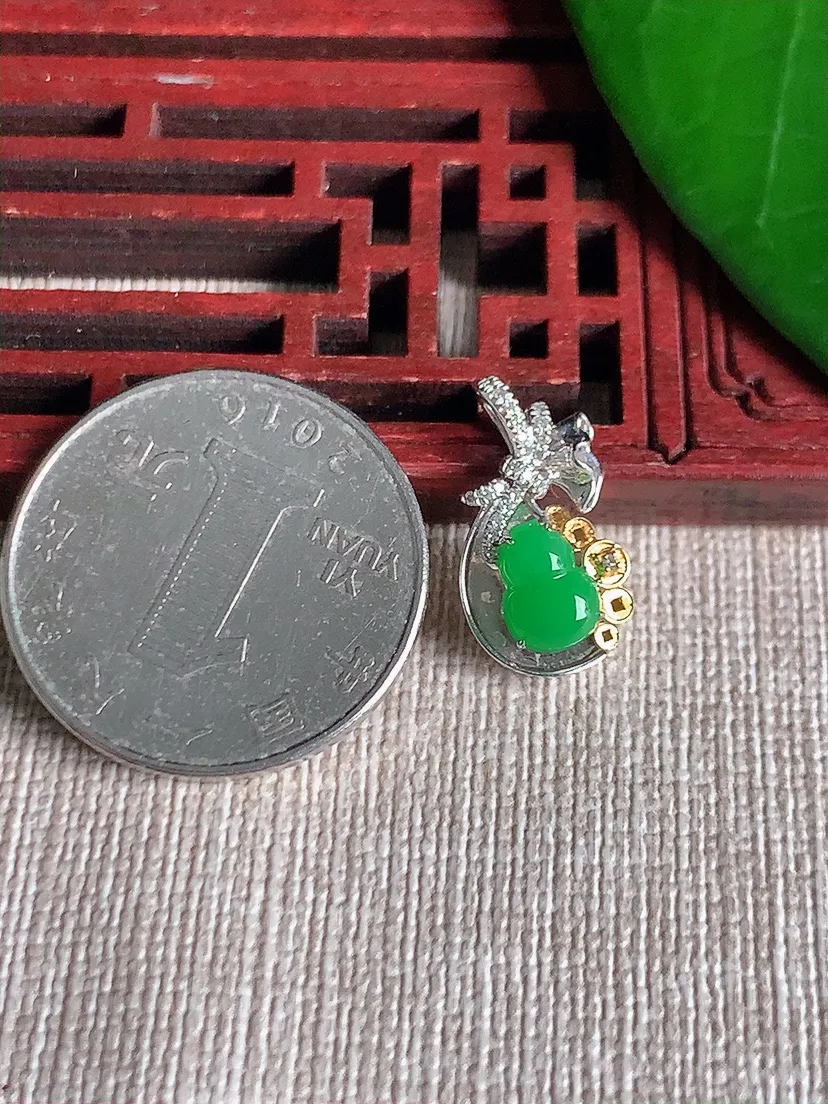 天然A货翡翠18K金伴满绿葫芦吊坠尺寸18×10×4.7裸石7×5.4m量1.70g 0701