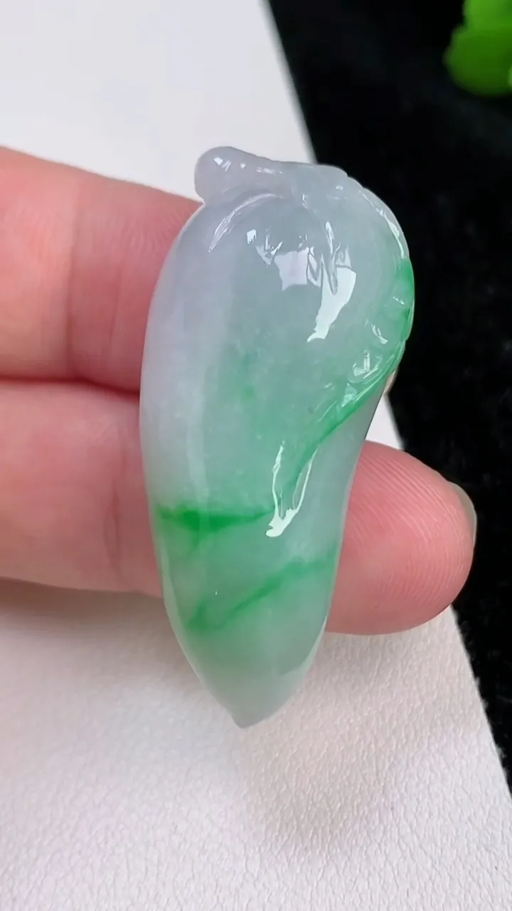 天然A货翡翠福瓜吊坠，尺寸42.3-18.5-9.5，重量:14.12g
7月2日