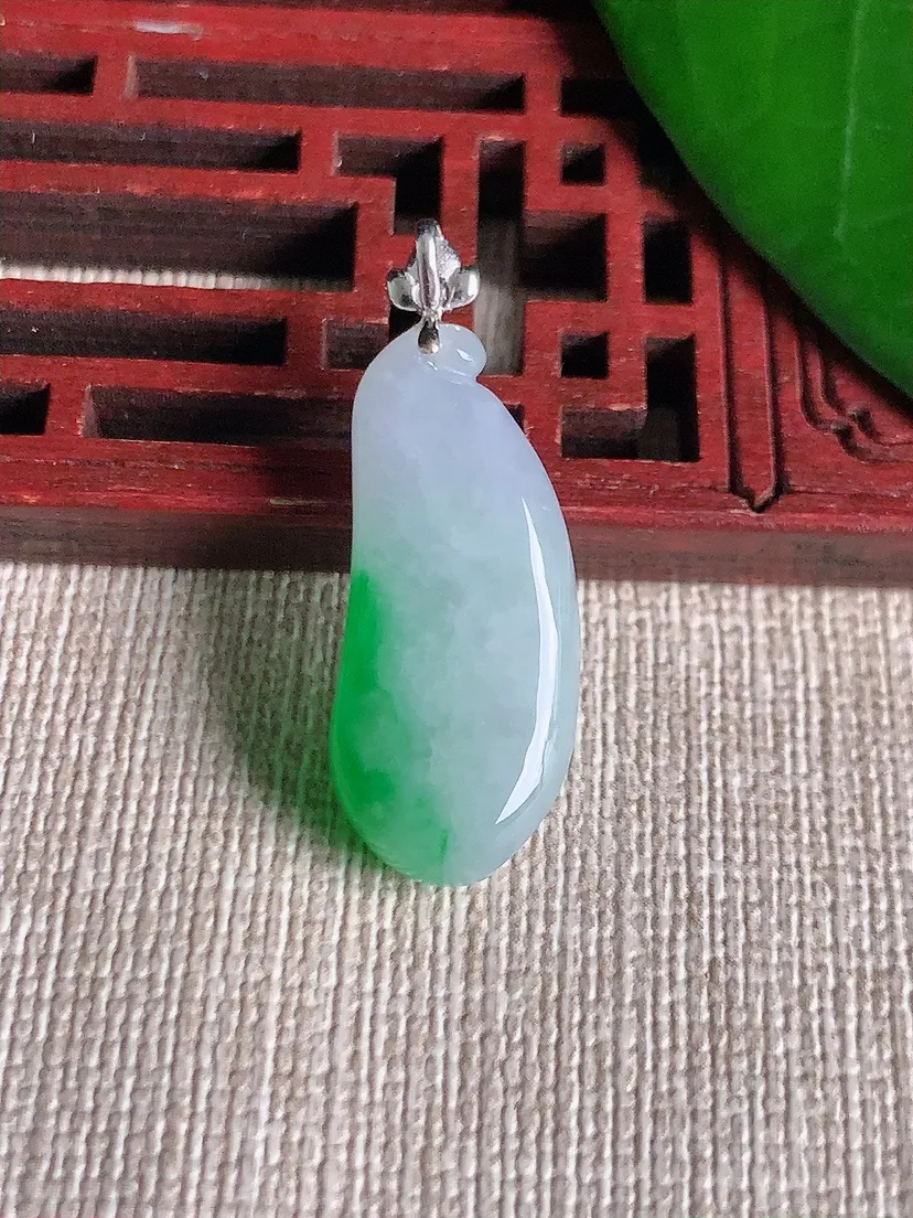 天然A货翡翠18K金扣头飘阳绿福瓜吊坠尺寸31.2×26×11.2×6m量4.15g 0701