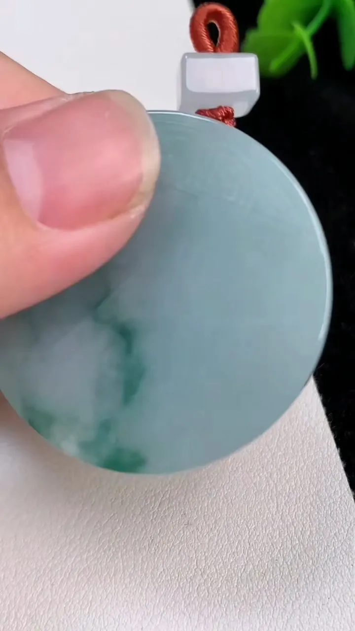 天然A货翡翠飘花无事牌吊坠，尺寸39.3-5.5，重量:24.58g
7月2日