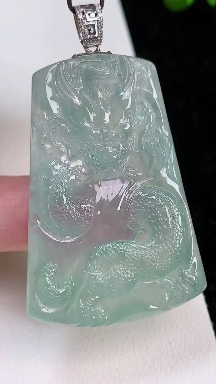天然A货翡翠龙牌吊坠，尺寸49.5-34-5.8，重量:22.31g
7月2日