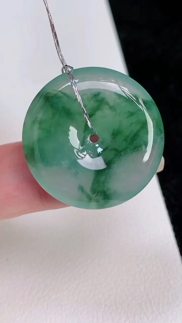天然A货翡翠平安扣吊坠，尺寸26-5.3，重量:7.42g
7月2日