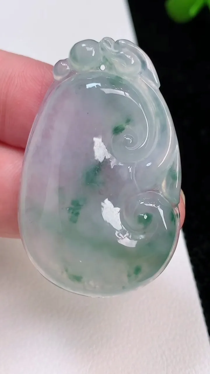 天然A货翡翠冰种飘花如意吊坠，尺寸44-28-5.8，重量:12.74g
7月2日