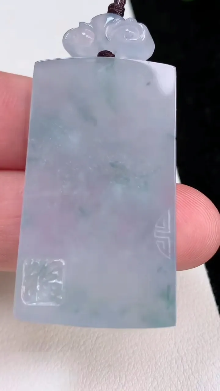 天然A货翡翠种飘花仿古无事牌吊坠，尺寸41.2-24.8-6.3，重量:23.13g
7月2日