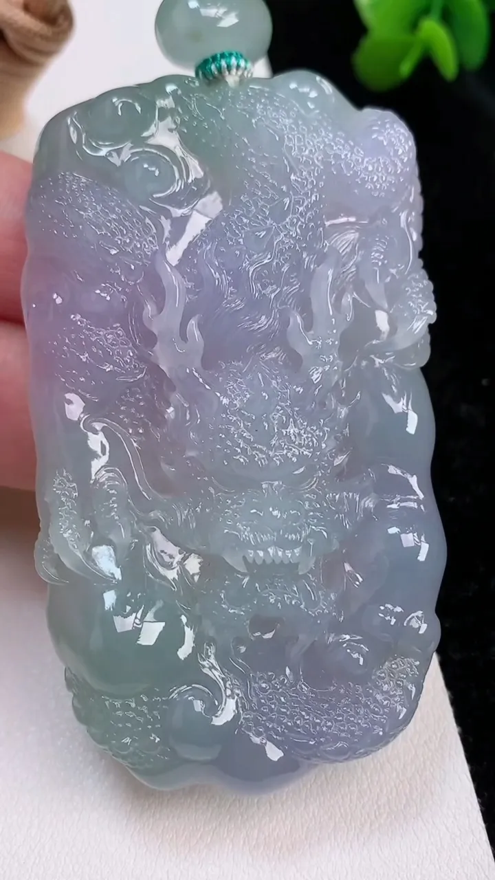 天然A货翡翠春带彩紫罗兰龙牌吊坠，尺寸71.5-41.2-10.4，重量:71.21g
7月2日