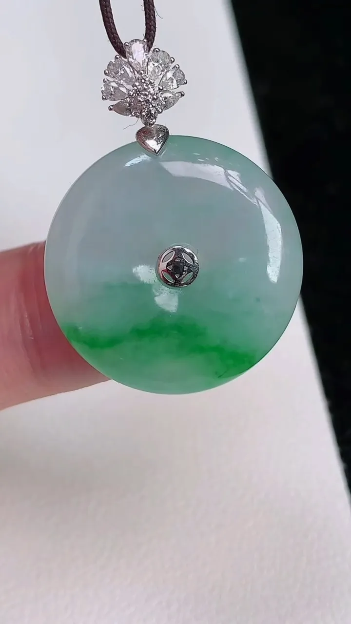 天然A货翡翠平安扣吊坠，尺寸22-5.2，重量:6.03g
7月2日