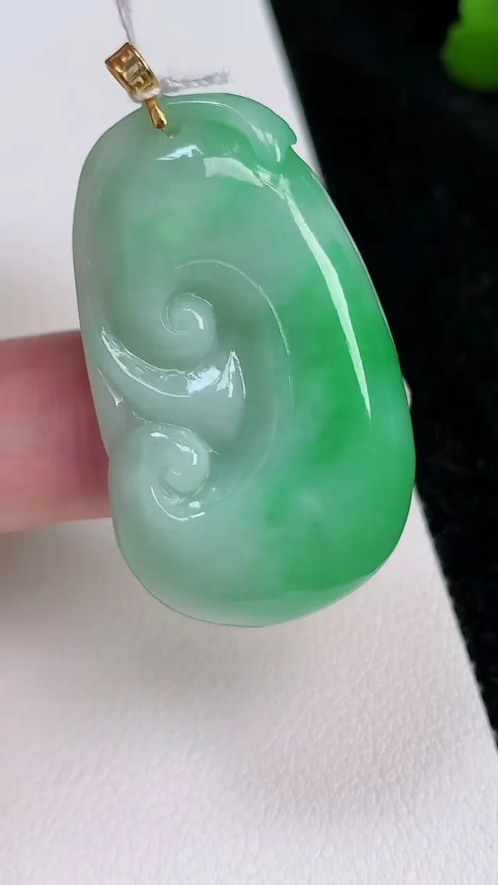 天然A货翡翠如意吊坠，尺寸37.8-22.4-6.2，重量:10.70g
7月2日