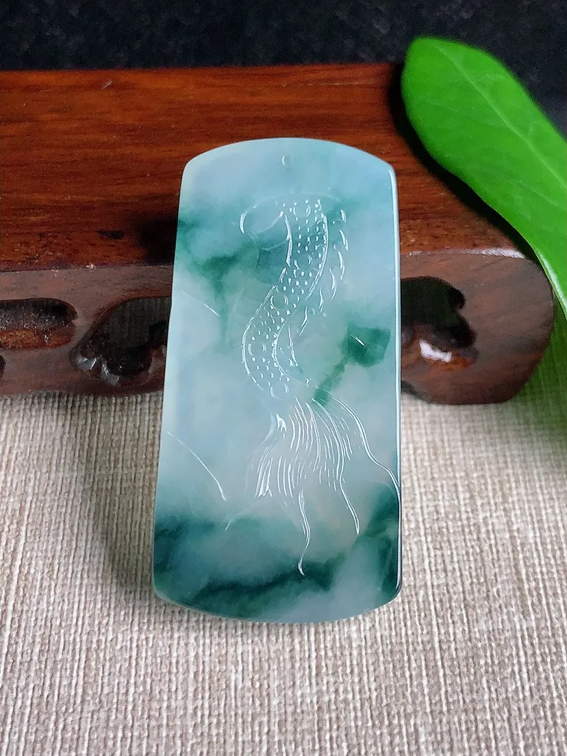 天然A货翡翠飘花龙牌吊坠 尺寸50.4×20.7×6m量17.72g 0701