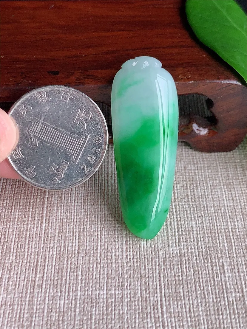 天然A货翡翠飘绿福瓜吊坠尺寸43×15.7×6.8m量10.19g 0701