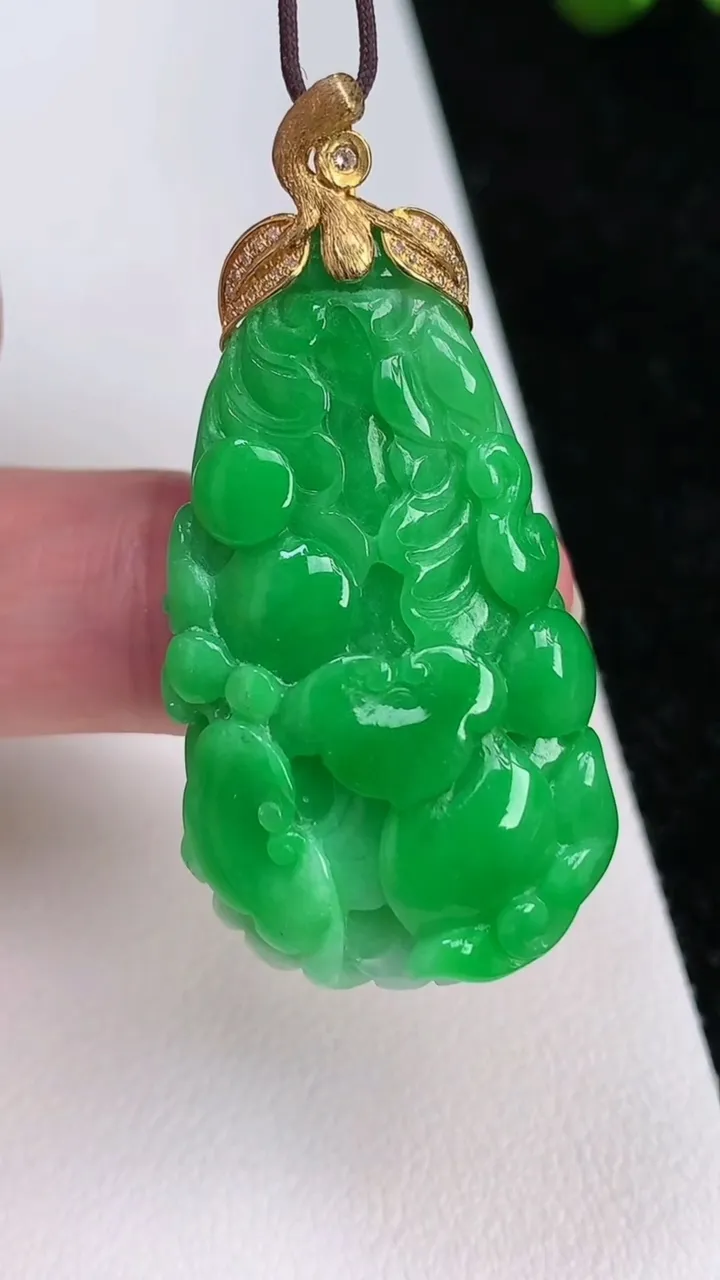 天然A货翡翠白菜吊坠，尺寸37.8-22.7-10.7，重量:14.55g
7月2日