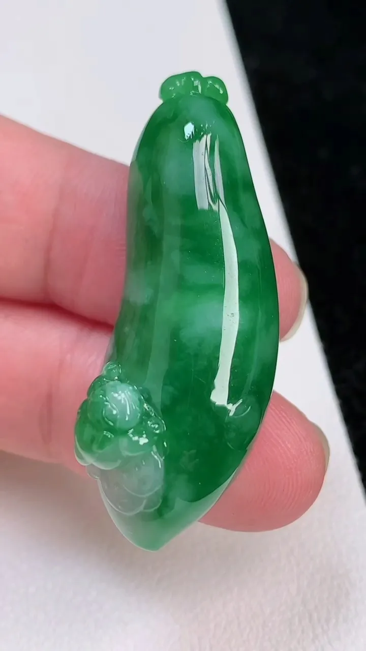天然A货翡翠福瓜吊坠，尺寸44-16.3-12，重量:15.04g
7月2日