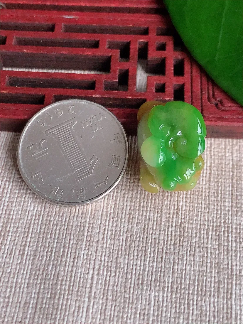 天然A货翡翠黄加绿双彩招财金蟾吊坠尺寸19×13.4×15m量9.47g 0701I