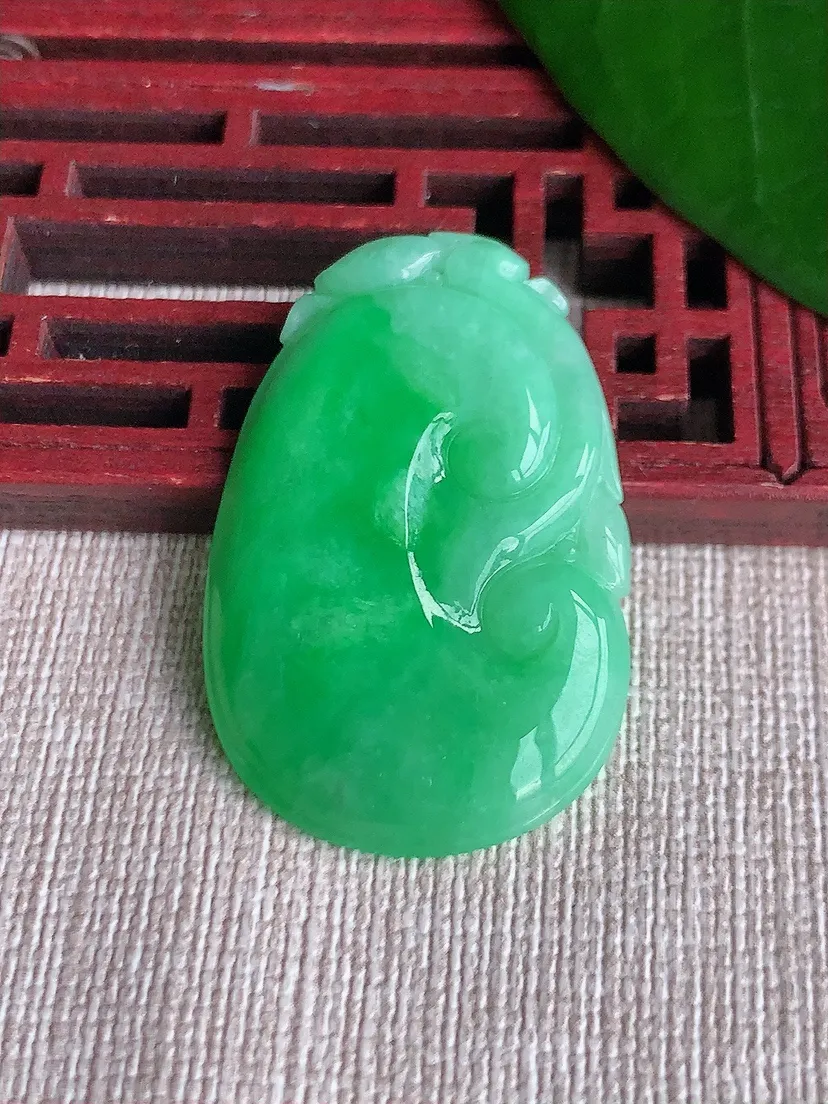 天然A货翡翠飘绿如意吊坠尺寸36.6×24×5m量9.20g 0701