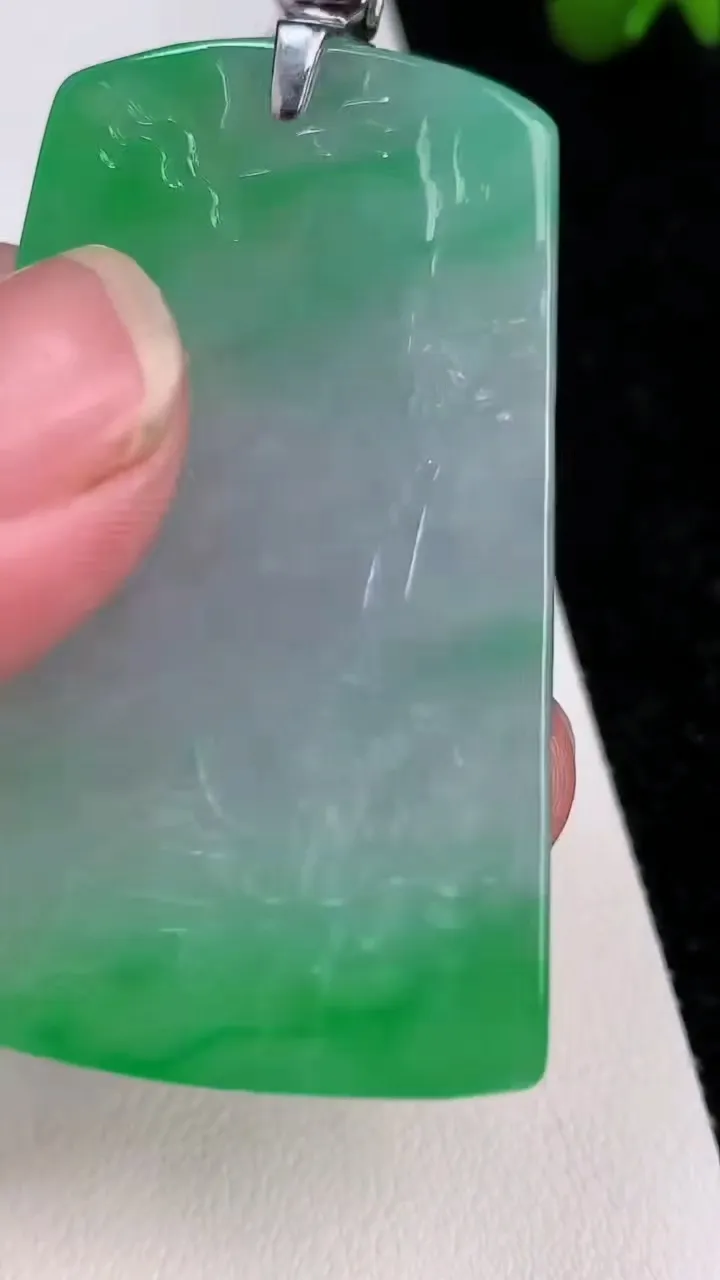 天然A货翡翠山水牌吊坠，尺寸53.2-35-6.3，重量:31.10g
7月2日