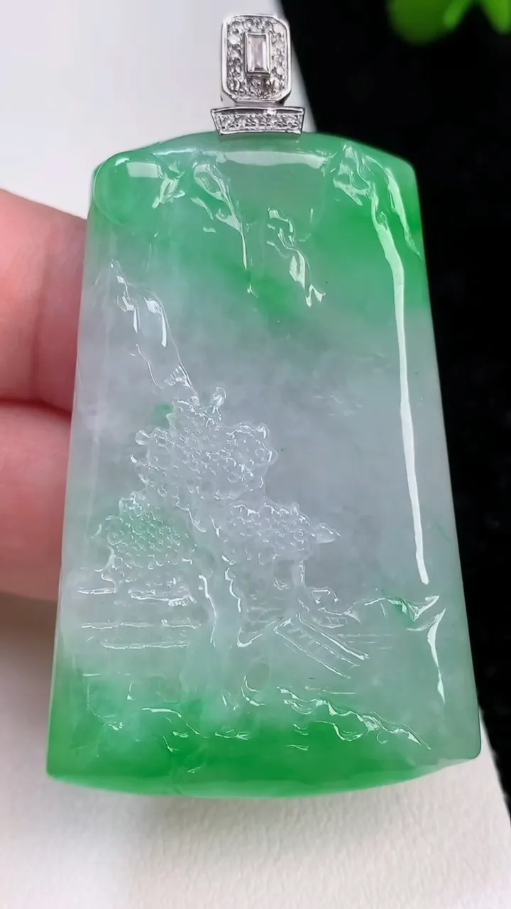 天然A货翡翠山水牌吊坠，尺寸53.2-35-6.3，重量:31.10g
7月2日