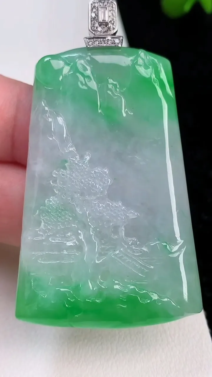 天然A货翡翠山水牌吊坠，尺寸53.2-35-6.3，重量:31.10g
7月2日