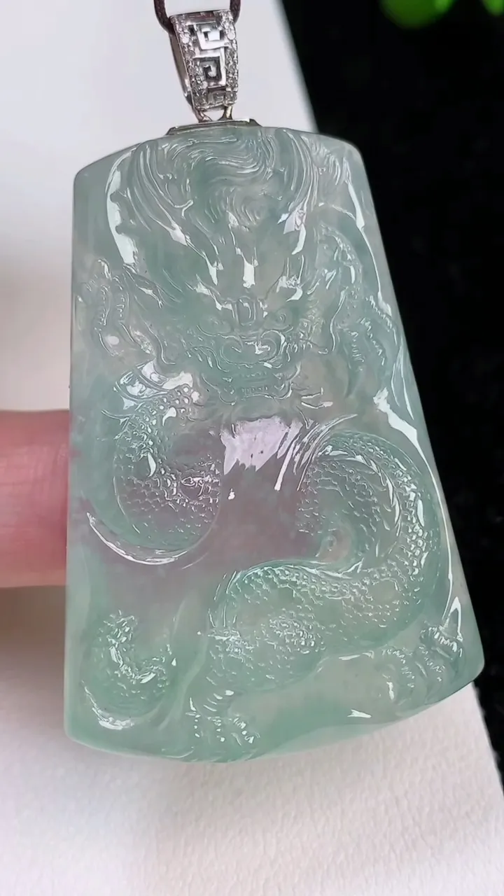 天然A货翡翠龙牌吊坠，尺寸49.5-34-5.8，重量:22.31g
7月2日
