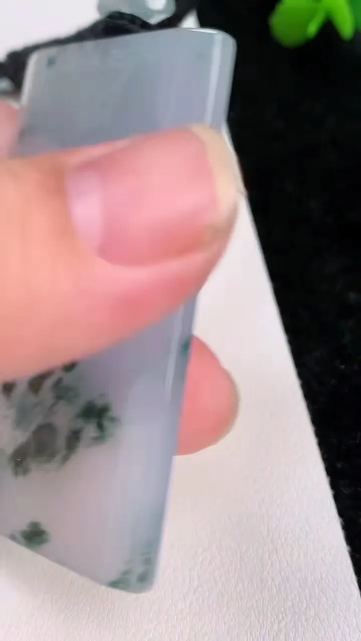 天然A货翡翠种飘花仿古无事牌吊坠，尺寸63.8-37.8-5.4，重量:48.00g
7月2日