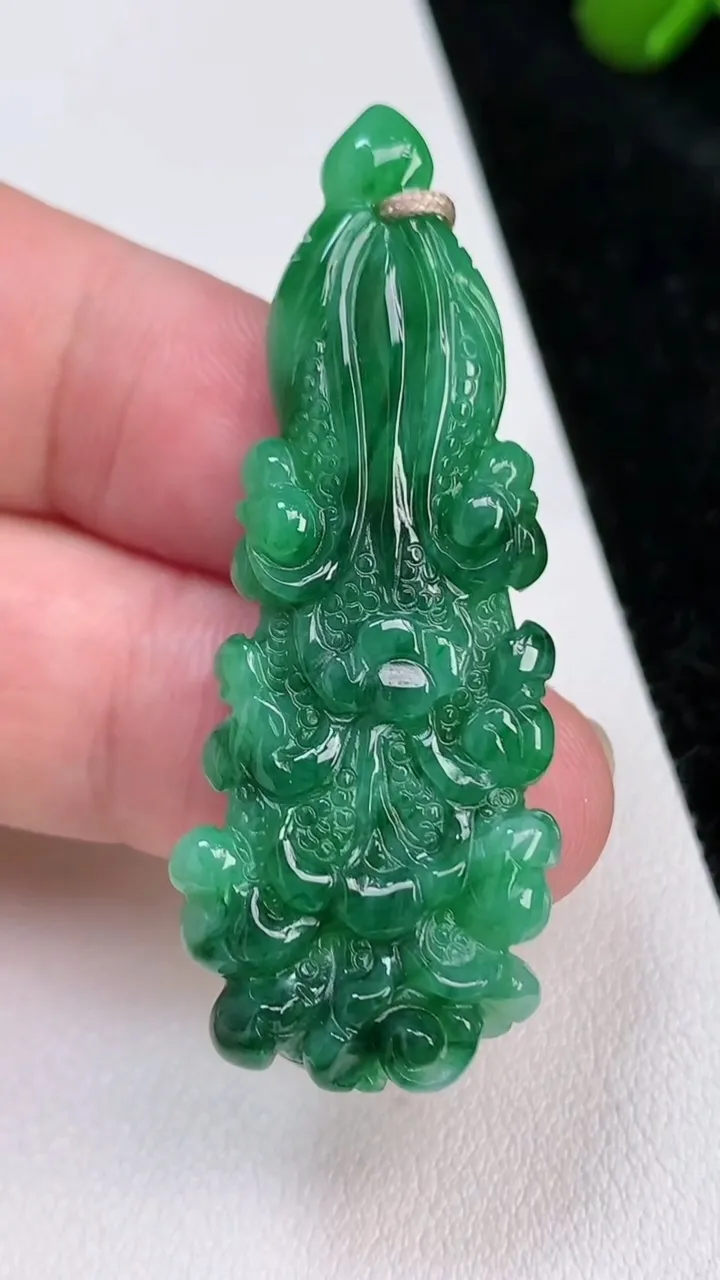 天然A货翡翠白菜吊坠，尺寸50.6-20.4-4.8，重量:8.44g
7月2日