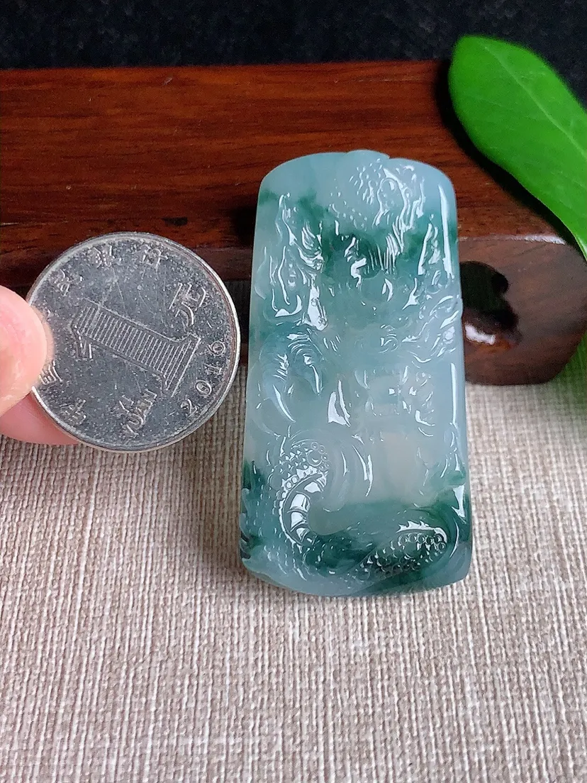 天然A货翡翠飘花龙牌吊坠 尺寸50.4×20.7×6m量17.72g 0701