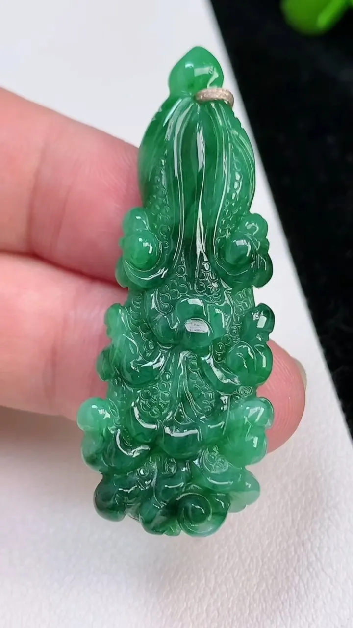 天然A货翡翠白菜吊坠，尺寸50.6-20.4-4.8，重量:8.44g
7月2日