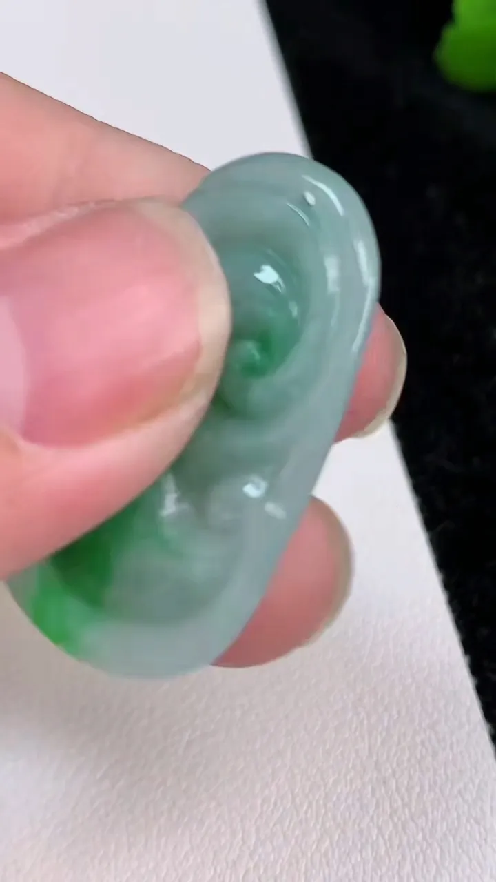 天然A货翡翠如意吊坠，尺寸34.2-21.3-3.7，重量:6.20g
7月2日