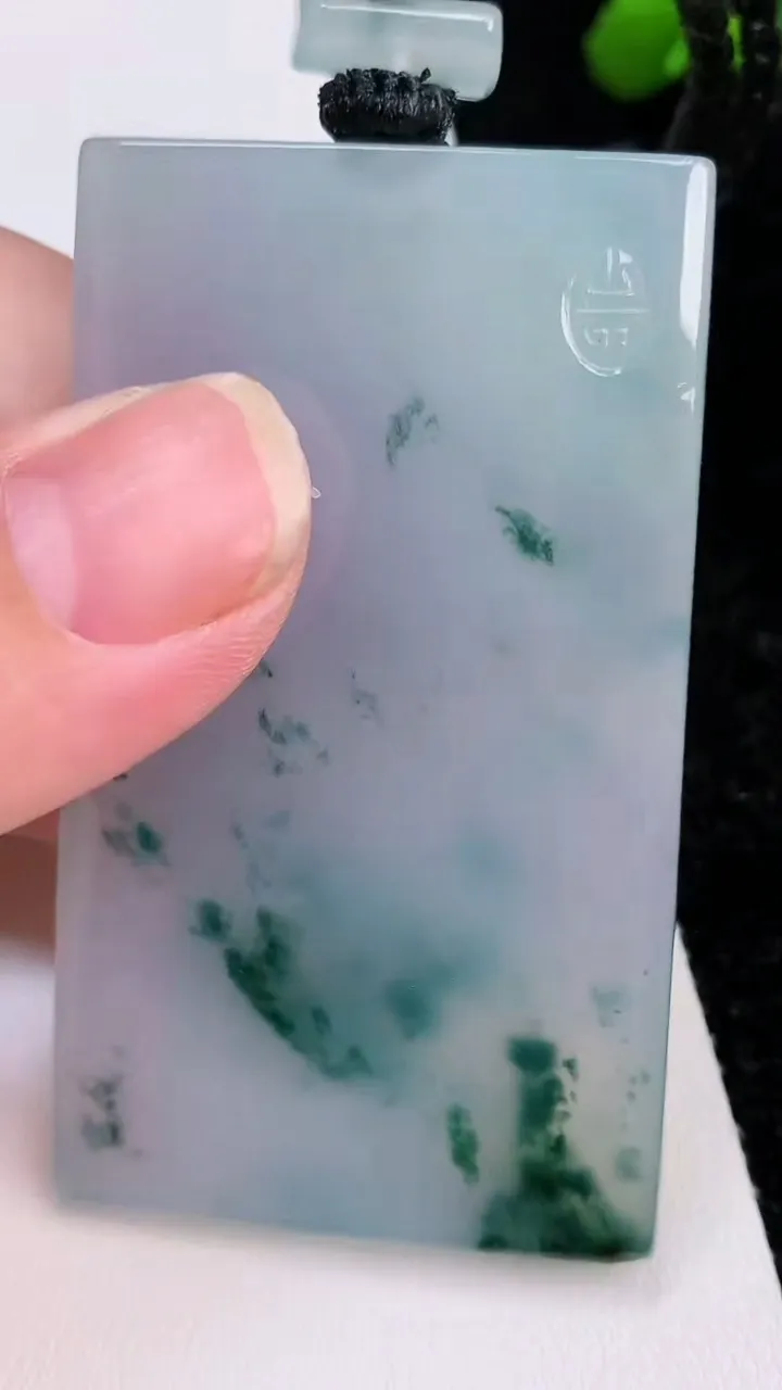 天然A货翡翠种飘花仿古无事牌吊坠，尺寸63.8-37.8-5.4，重量:48.00g
7月2日