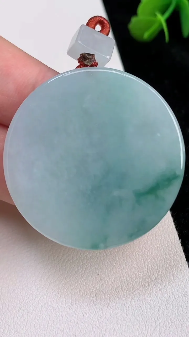 天然A货翡翠飘花无事牌吊坠，尺寸39.3-5.5，重量:24.58g
7月2日