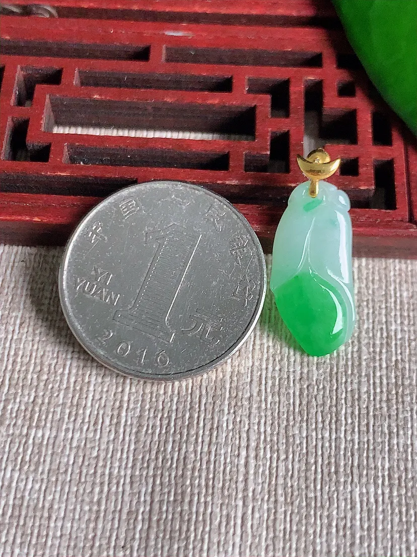 天然A货翡翠18K金扣头飘绿兰花吊坠尺寸25×20.5×10×3.3m量1.53g 0701