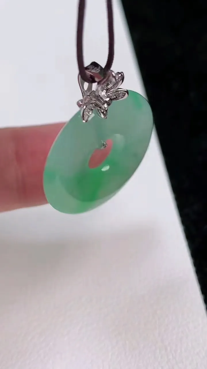 天然A货翡翠平安扣吊坠，尺寸23-3.8，重量:5.05g
7月2日