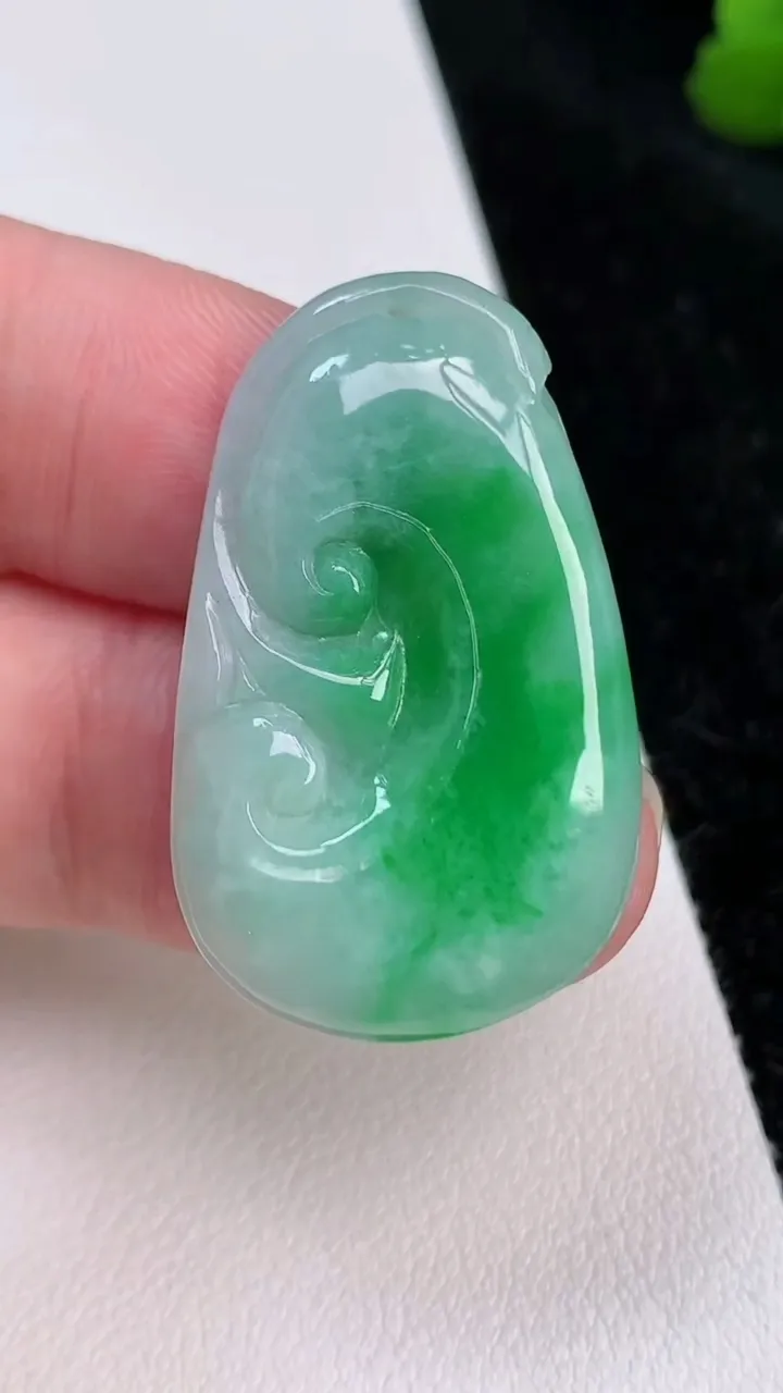 天然A货翡翠如意吊坠，尺寸34.2-21.3-3.7，重量:6.20g
7月2日