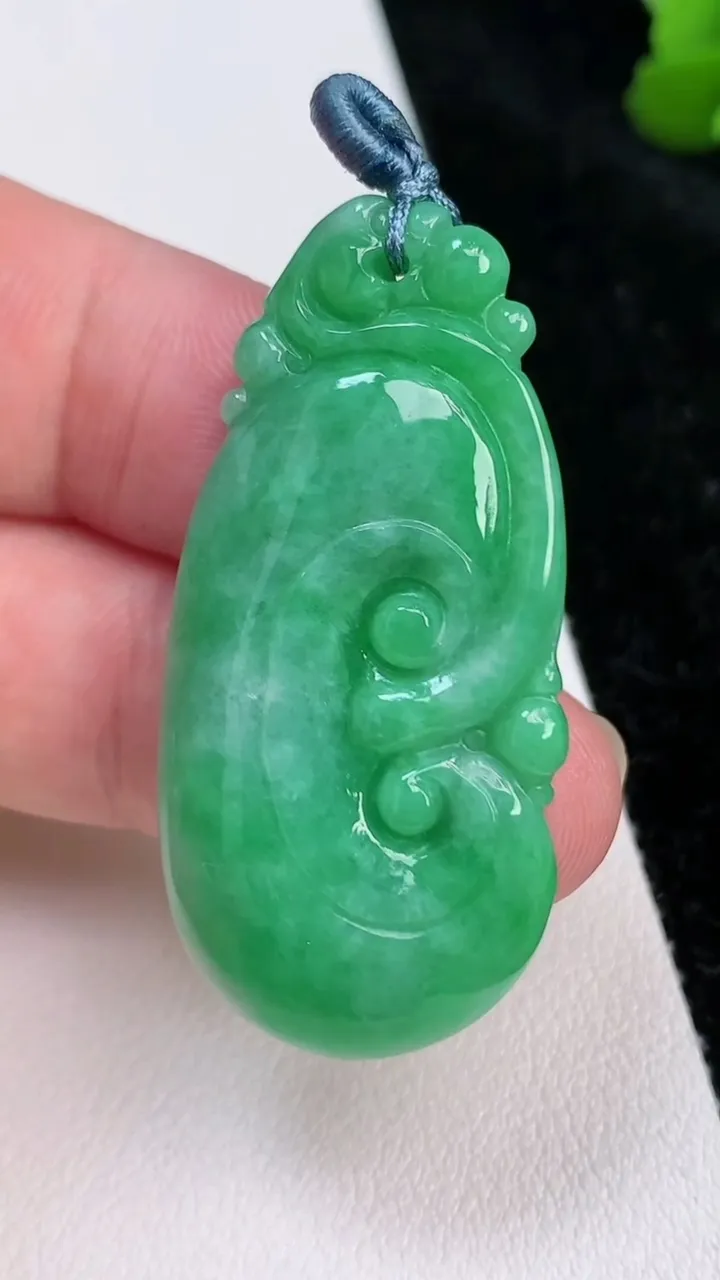 天然A货翡翠如意吊坠，尺寸43.7-21-5.4，重量:10.43g
7月2日