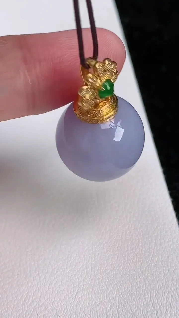 天然A货翡翠18k金紫罗兰圆珠吊坠，尺寸18，重量:12.13g7月2日
工厂直销收藏佳品,种好水足，色泽均匀，有种有色，上手高大气！