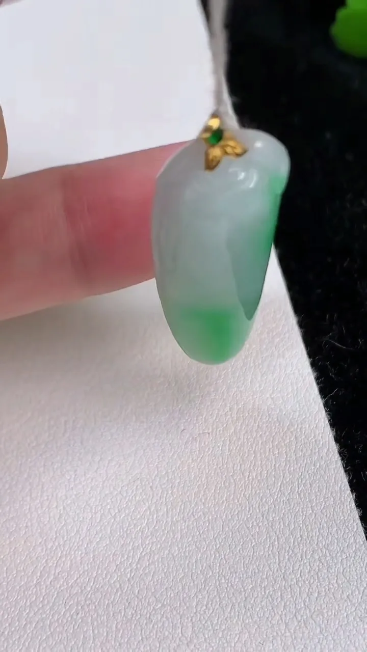 天然A货翡翠福瓜吊坠，尺寸34.3-13-7，重量:5.91g
7月2日
