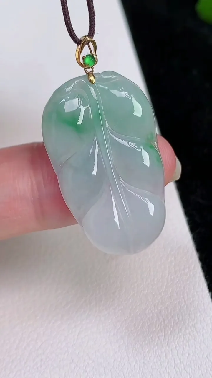 天然A货翡翠金枝玉叶 叶子吊坠，尺寸29-17.7-3，重量:3.36g
7月2日
