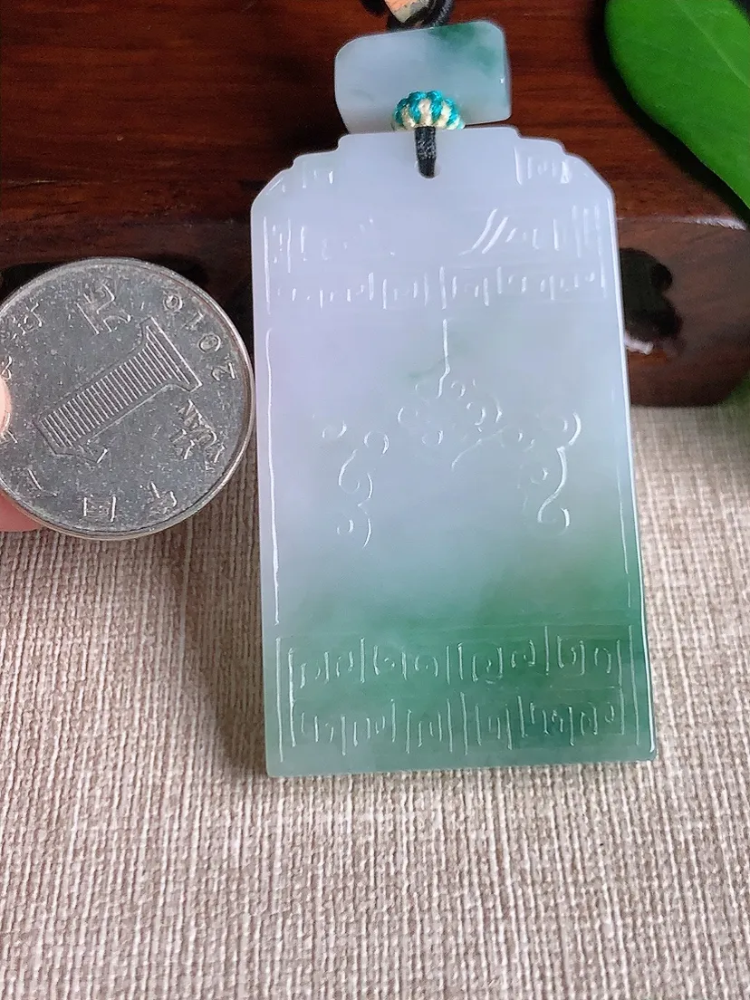 天然A货翡翠飘花仿古无事牌吊坠尺寸56×32.2×5.6m量42.40g 0701