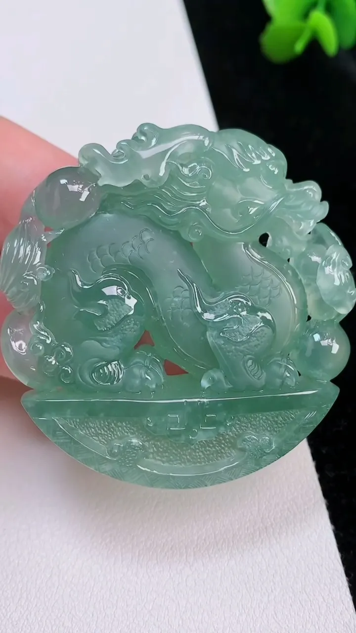 天然A货翡翠龙牌吊坠，尺寸48-49-11.6，重量:50.11g
7月2日