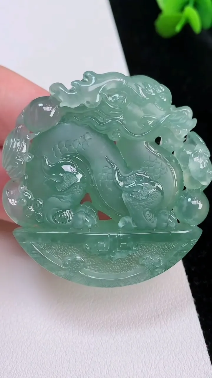 天然A货翡翠龙牌吊坠，尺寸48-49-11.6，重量:50.11g
7月2日