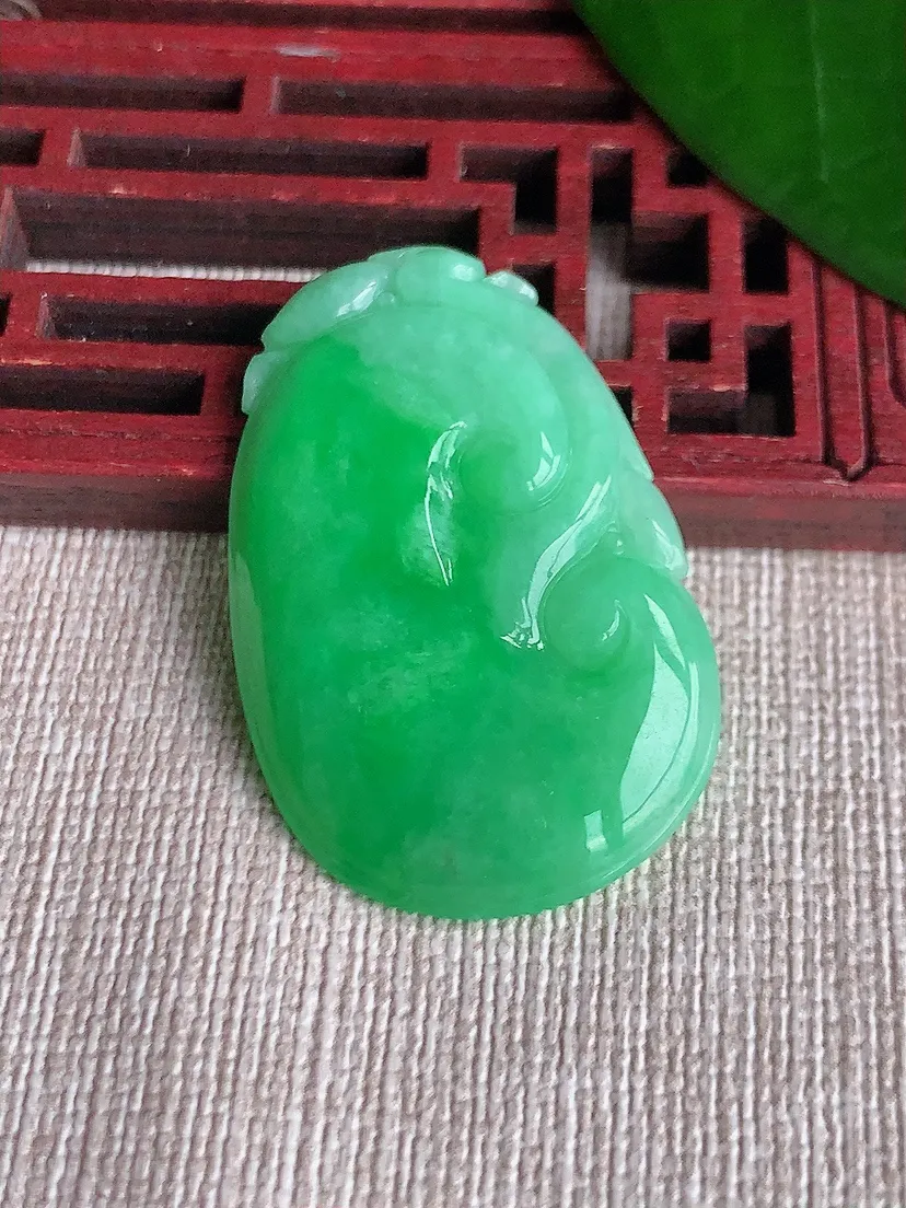 天然A货翡翠飘绿如意吊坠尺寸36.6×24×5m量9.20g 0701