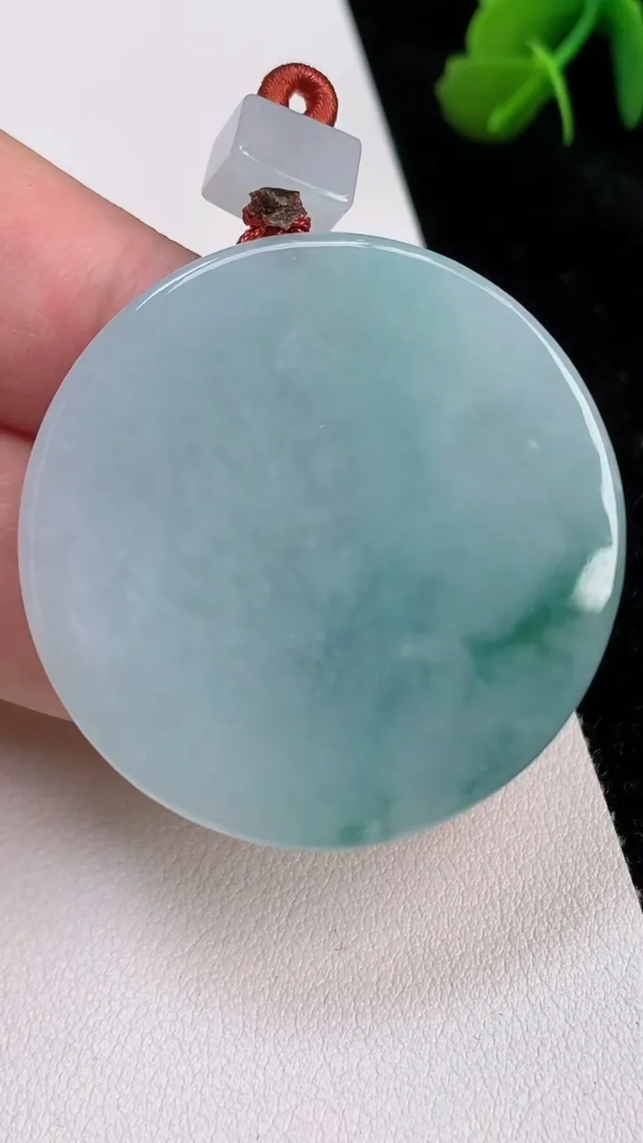 天然A货翡翠飘花无事牌吊坠，尺寸39.3-5.5，重量:24.58g
7月2日