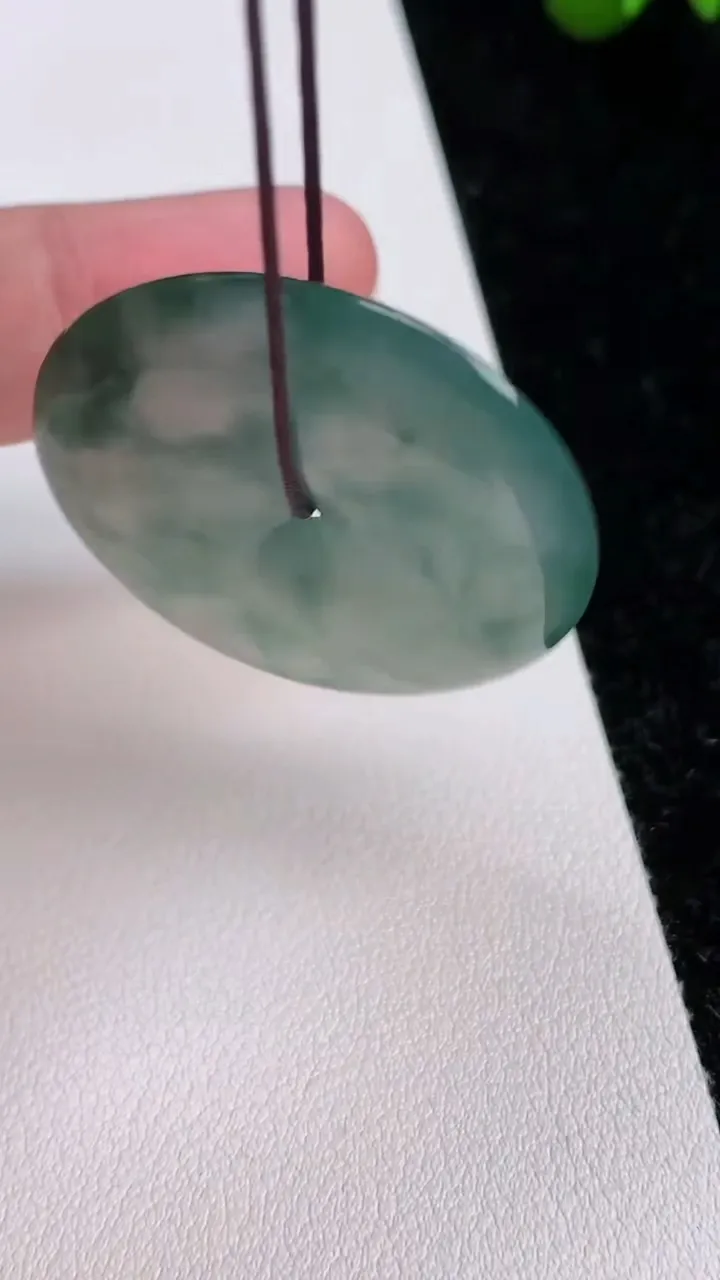 天然A货翡翠种飘花平安扣吊坠，尺寸34.4-6.2，重量:15.33g
7月2日