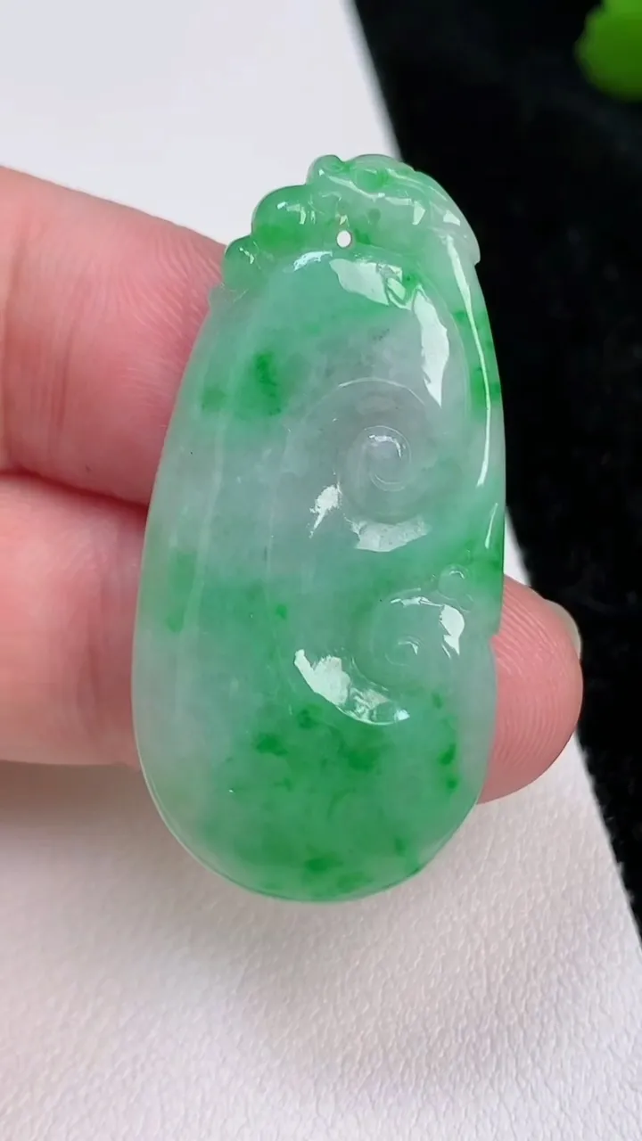 天然A货翡翠如意吊坠，尺寸40.8-20-4，重量:7.07g
7月2日