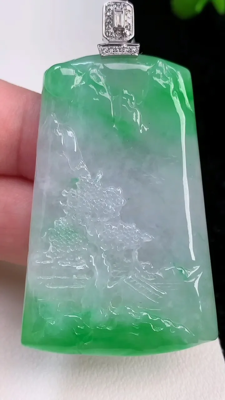 天然A货翡翠山水牌吊坠，尺寸53.2-35-6.3，重量:31.10g
7月2日