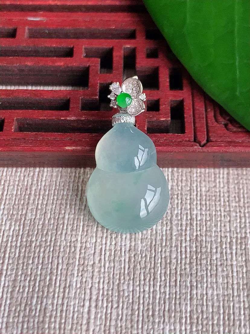 天然A货翡翠18K金伴晴水葫芦吊坠尺寸27×19.8×14×5.6m量3.54g 0701